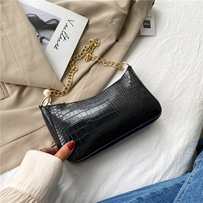 Γυναικεία έκο δερμάτινη τσάντα με μεταλλική αλυσίδα και πέρλες