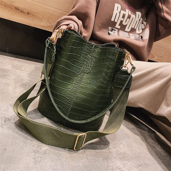 Jauna modeļa ādas soma ar regulējamu rokturi