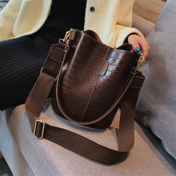 Jauna modeļa ādas soma ar regulējamu rokturi