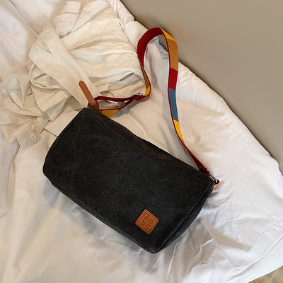 Καθημερινή γυναικεία τσάντα με ρυθμιζόμενη λαβή και έμβλημα