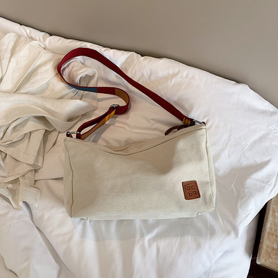 Καθημερινή γυναικεία τσάντα με ρυθμιζόμενη λαβή και έμβλημα