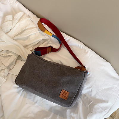 Καθημερινή γυναικεία τσάντα με ρυθμιζόμενη λαβή και έμβλημα