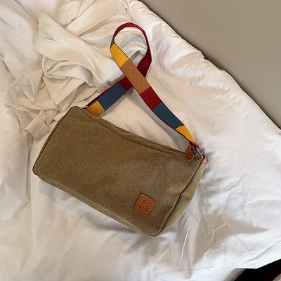 Καθημερινή γυναικεία τσάντα με ρυθμιζόμενη λαβή και έμβλημα