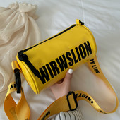 Γυναικεία καθημερινή τσάντα με επιγραφές και ρυθμιζόμενη λαβή