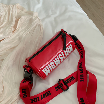 Γυναικεία καθημερινή τσάντα με επιγραφές και ρυθμιζόμενη λαβή