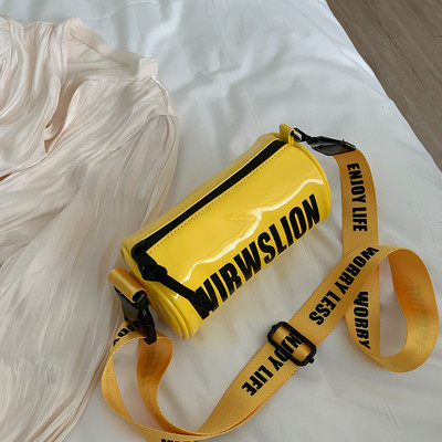 Γυναικεία καθημερινή τσάντα με επιγραφές και ρυθμιζόμενη λαβή