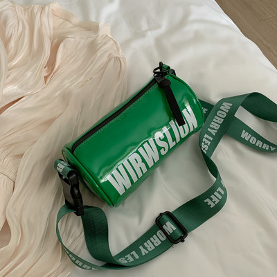 Γυναικεία καθημερινή τσάντα με επιγραφές και ρυθμιζόμενη λαβή