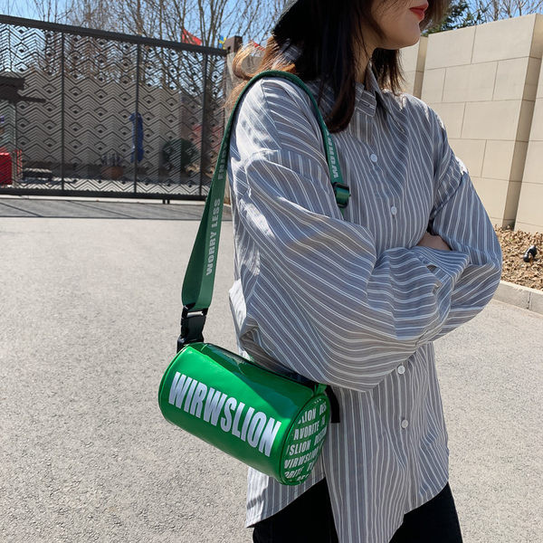 Γυναικεία καθημερινή τσάντα με επιγραφές και ρυθμιζόμενη λαβή