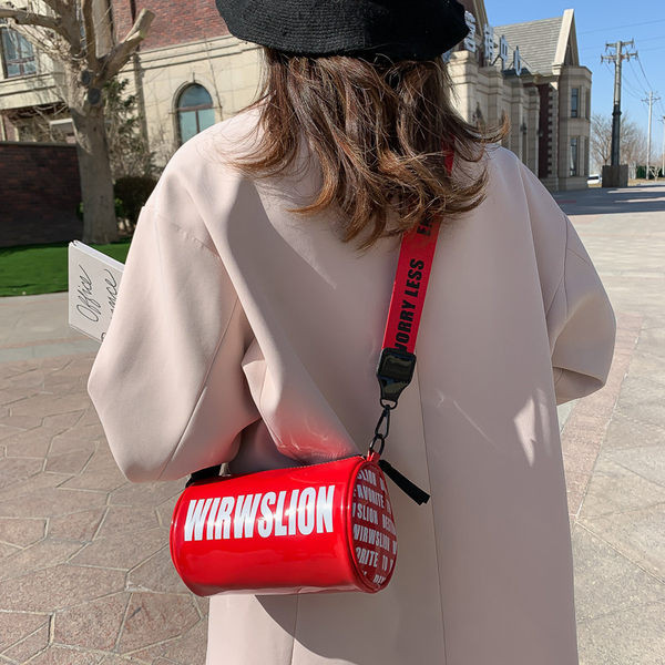 Γυναικεία καθημερινή τσάντα με επιγραφές και ρυθμιζόμενη λαβή