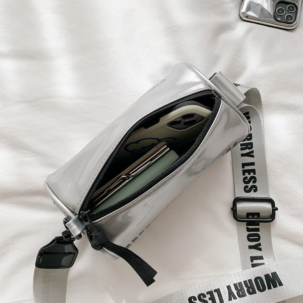 Γυναικεία καθημερινή τσάντα με επιγραφές και ρυθμιζόμενη λαβή