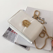 Μικρή ορθογώνια τσάντα με μεταλλική αγκράφα και λαβή