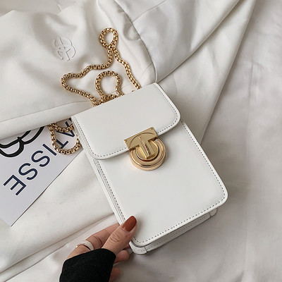 Μικρή ορθογώνια τσάντα με μεταλλική αγκράφα και λαβή