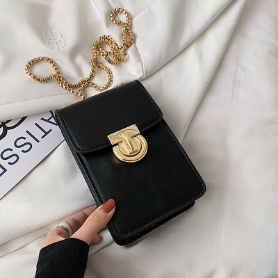 Μικρή ορθογώνια τσάντα με μεταλλική αγκράφα και λαβή