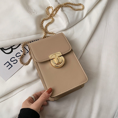 Μικρή ορθογώνια τσάντα με μεταλλική αγκράφα και λαβή