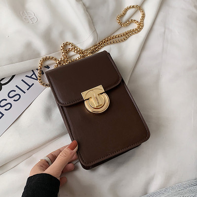 Μικρή ορθογώνια τσάντα με μεταλλική αγκράφα και λαβή