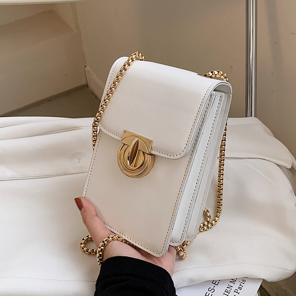 Μικρή ορθογώνια τσάντα με μεταλλική αγκράφα και λαβή