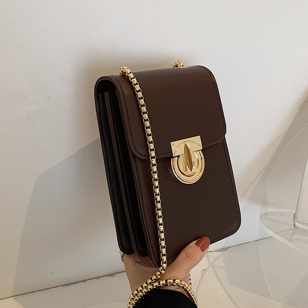 Μικρή ορθογώνια τσάντα με μεταλλική αγκράφα και λαβή