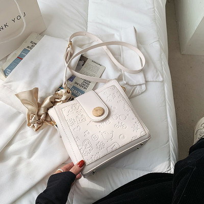 Γυναικεία τσάντα με ανάγλυφο δέρμα και φερμουάρ