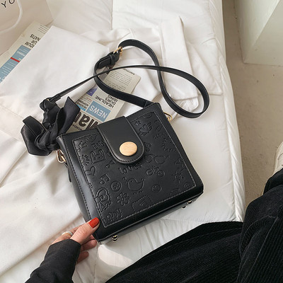 Γυναικεία τσάντα με ανάγλυφο δέρμα και φερμουάρ