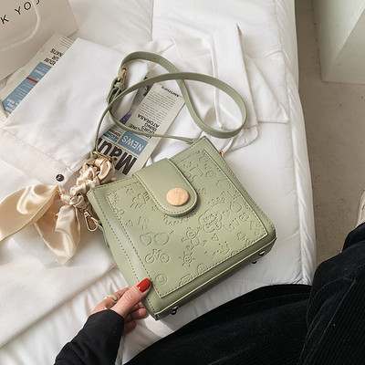 Γυναικεία τσάντα με ανάγλυφο δέρμα και φερμουάρ