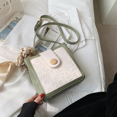 Γυναικεία τσάντα με ανάγλυφο δέρμα και φερμουάρ