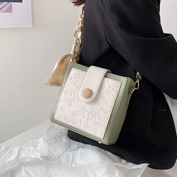 Γυναικεία τσάντα με ανάγλυφο δέρμα και φερμουάρ