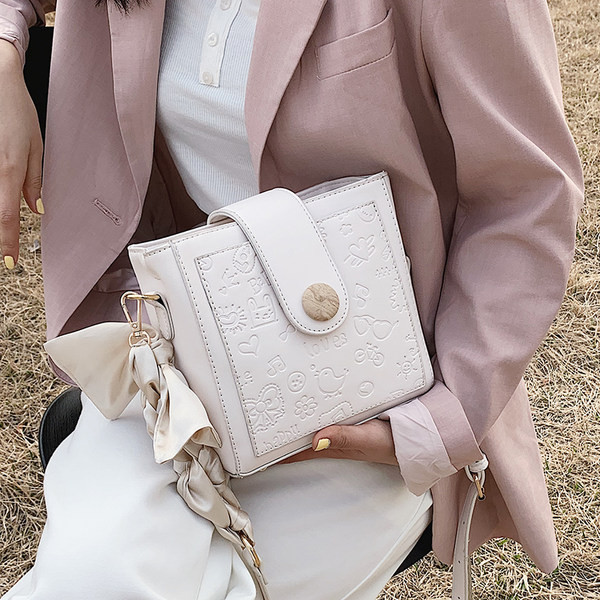 Γυναικεία τσάντα με ανάγλυφο δέρμα και φερμουάρ