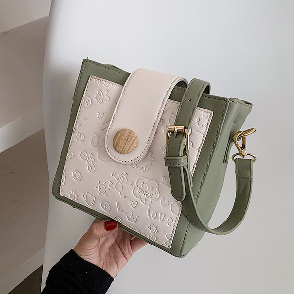 Γυναικεία τσάντα με ανάγλυφο δέρμα και φερμουάρ