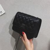 Sieviešu soma no mākslīgās ādas ar garu metāla ķēdīti