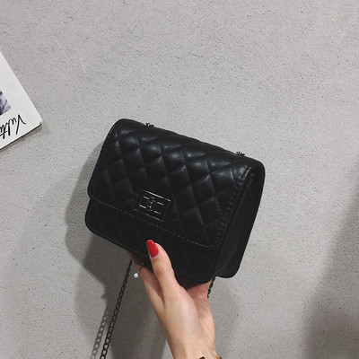 Sieviešu soma no mākslīgās ādas ar garu metāla ķēdīti