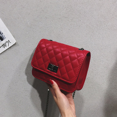 Sieviešu soma no mākslīgās ādas ar garu metāla ķēdīti