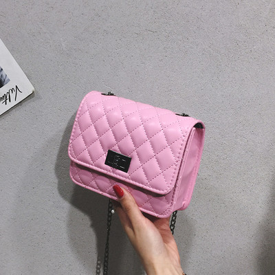 Sieviešu soma no mākslīgās ādas ar garu metāla ķēdīti