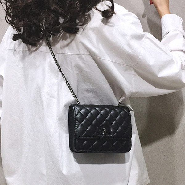 Sieviešu soma no mākslīgās ādas ar garu metāla ķēdīti