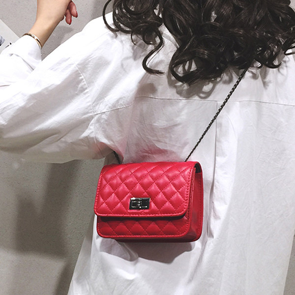 Sieviešu soma no mākslīgās ādas ar garu metāla ķēdīti