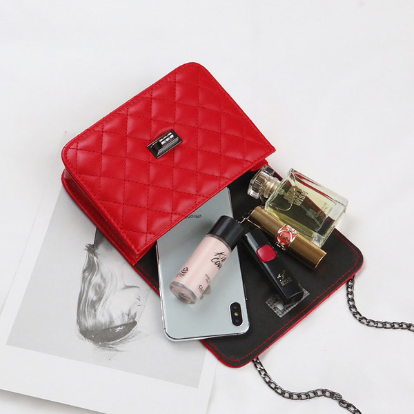 Sieviešu soma no mākslīgās ādas ar garu metāla ķēdīti