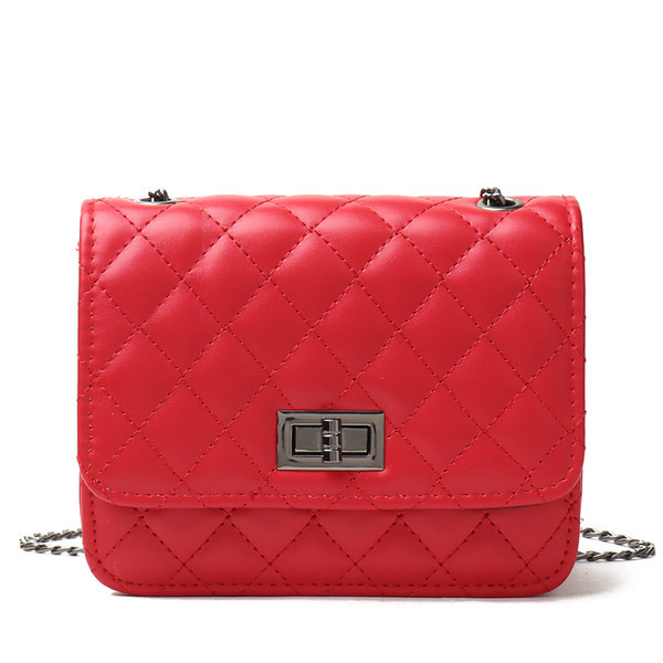 Sieviešu soma no mākslīgās ādas ar garu metāla ķēdīti