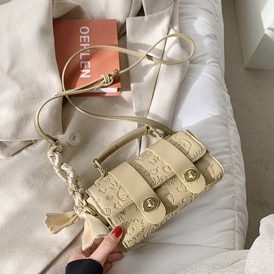 Γυναικεία τσάντα με ανάγλυφο δέρμα και αγκράφα