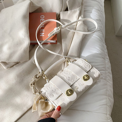 Γυναικεία τσάντα με ανάγλυφο δέρμα και αγκράφα