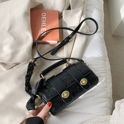 Γυναικεία τσάντα με ανάγλυφο δέρμα και αγκράφα