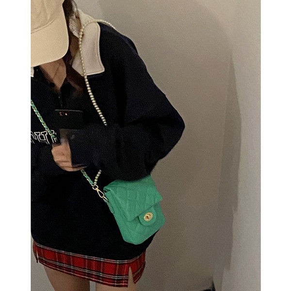 Ikdienas sieviešu soma ar metāla aizdari - pār plecu