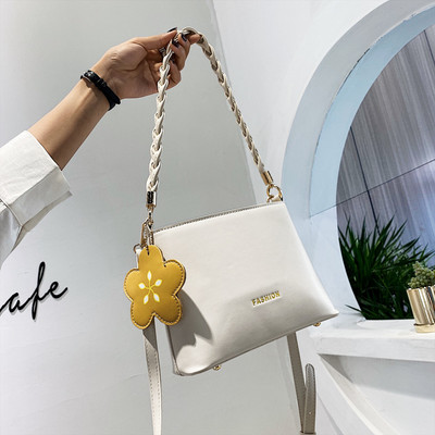 Γυναικεία τσάντα με επιγραφή και μακριά λαβή