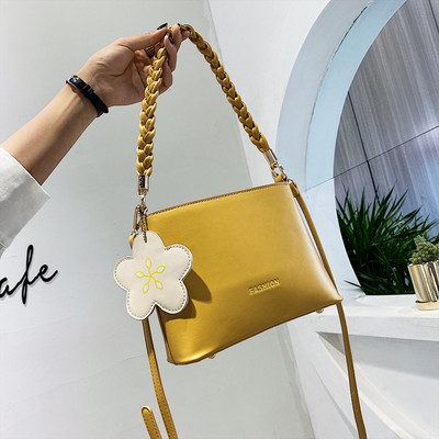 Γυναικεία τσάντα με επιγραφή και μακριά λαβή