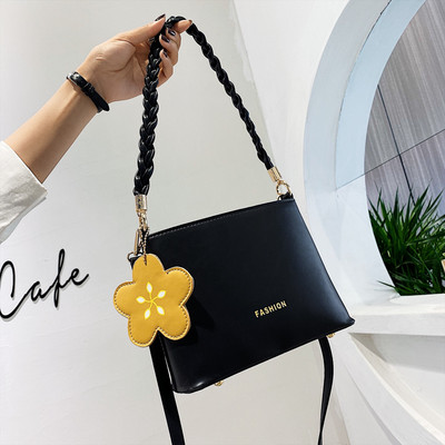 Γυναικεία τσάντα με επιγραφή και μακριά λαβή