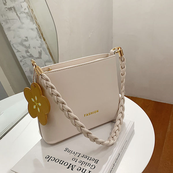 Γυναικεία τσάντα με επιγραφή και μακριά λαβή