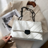 Γυναικεία έκο δερμάτινη τσάντα με μεγάλη μεταλλική αλυσίδα σε τέσσερα χρώματα