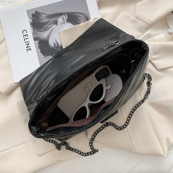 Γυναικεία έκο δερμάτινη τσάντα με μεγάλη μεταλλική αλυσίδα σε τέσσερα χρώματα