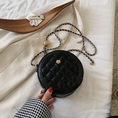 Γυναικεία στρογγυλή τσάντα με μεταλλική διακόσμηση