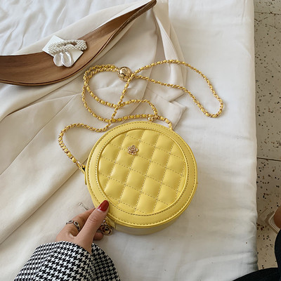 Γυναικεία στρογγυλή τσάντα με μεταλλική διακόσμηση