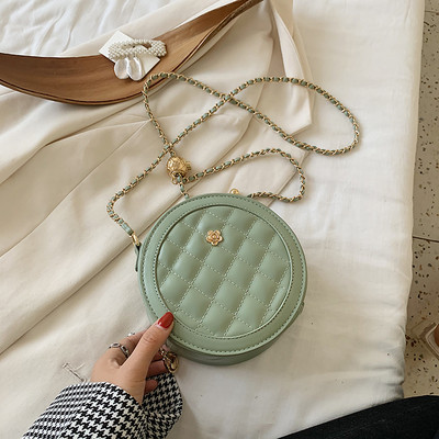 Γυναικεία στρογγυλή τσάντα με μεταλλική διακόσμηση