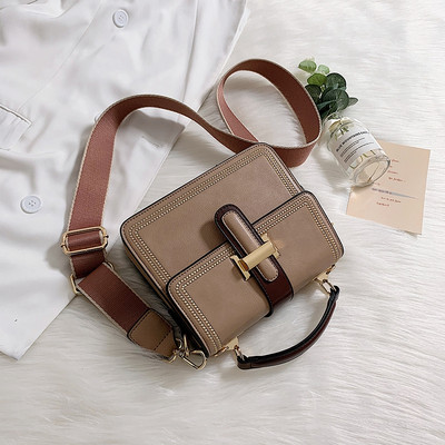 Sieviešu ādas soma ar diviem rokturiem un metāla aizdari